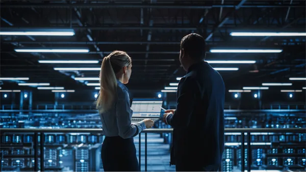 IT specialist and e-commerce manager working in a data center